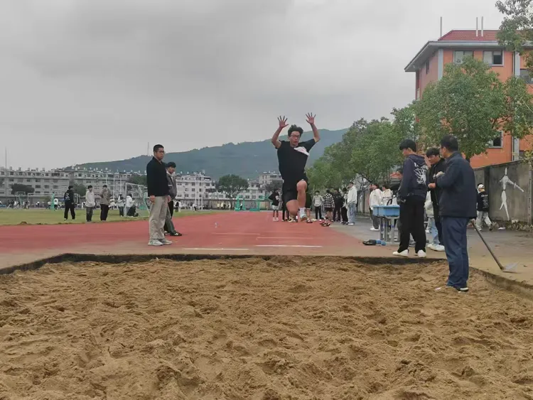 Kaiyun开云体育-快船观众热烈欢呼！，费德勒迎来三赛季出色发挥观众掌声雷动(费德勒集锦)